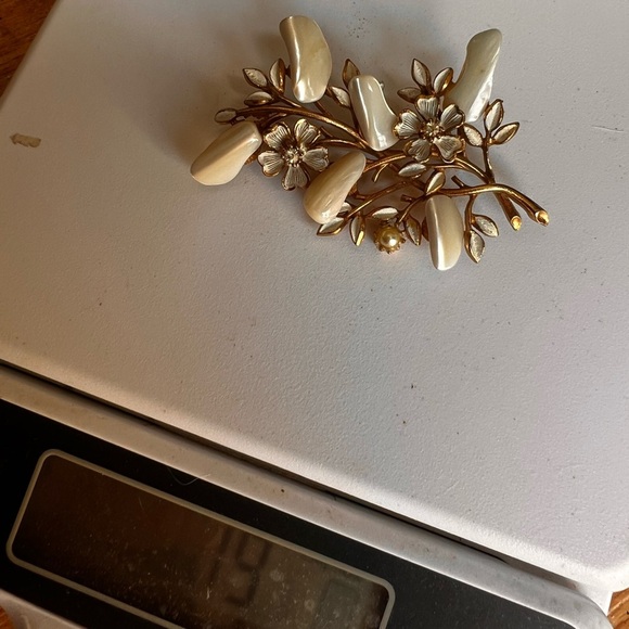 Vintage signed Coro Brooch milk glass pearl Flower Pin - Picture 3 of 4